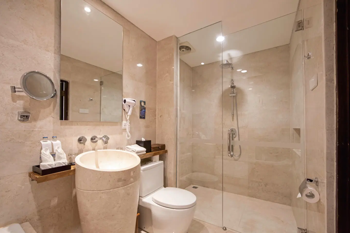Legian Beach Hotel Badezimmer