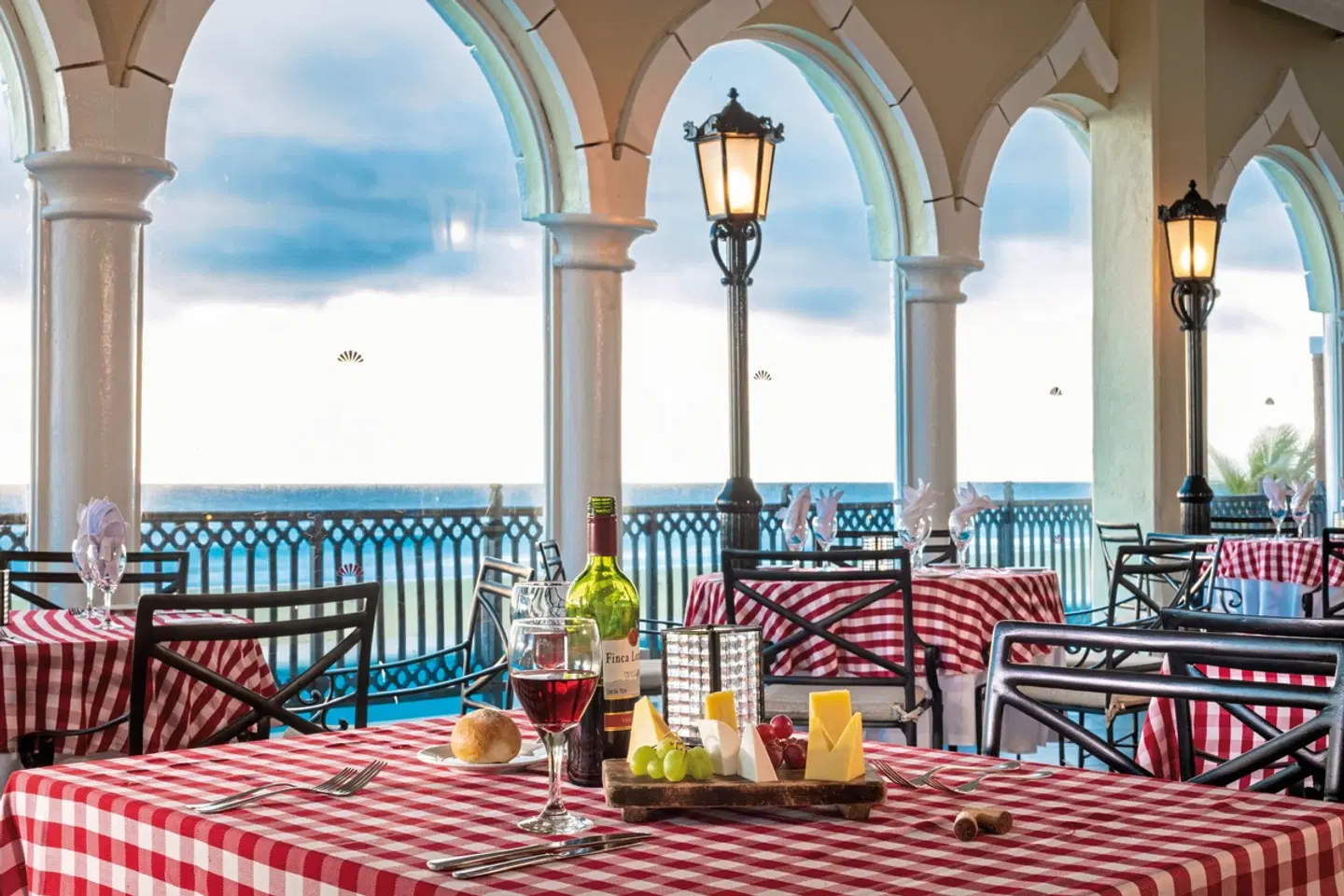 Crown Paradise Club Cancun Terrasse