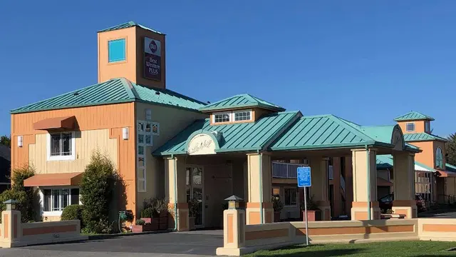Best Western PLUS Northwoods Inn EXTERIOR