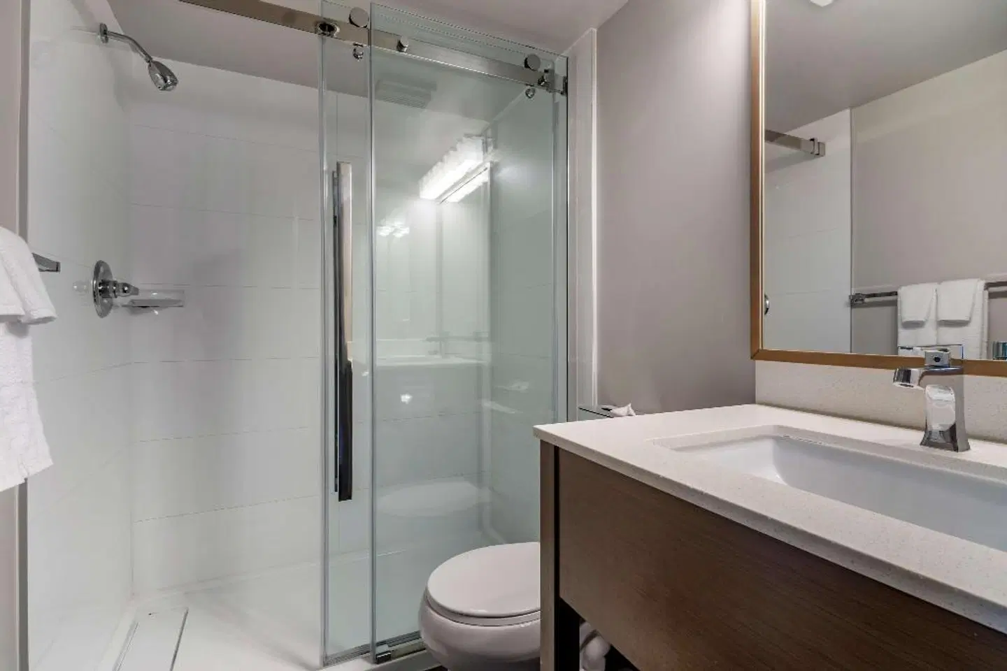 Best Western Plus Vancouver Airport Hotel Badezimmer