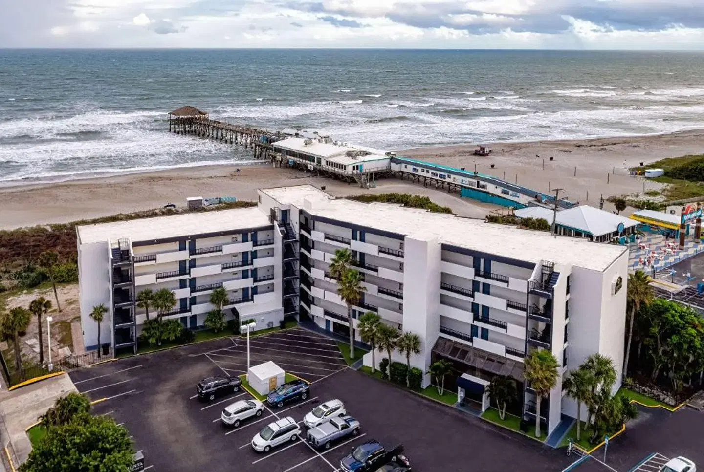 La Quinta Inn & Suites Cocoa Beach Oceanfront EXTERIOR