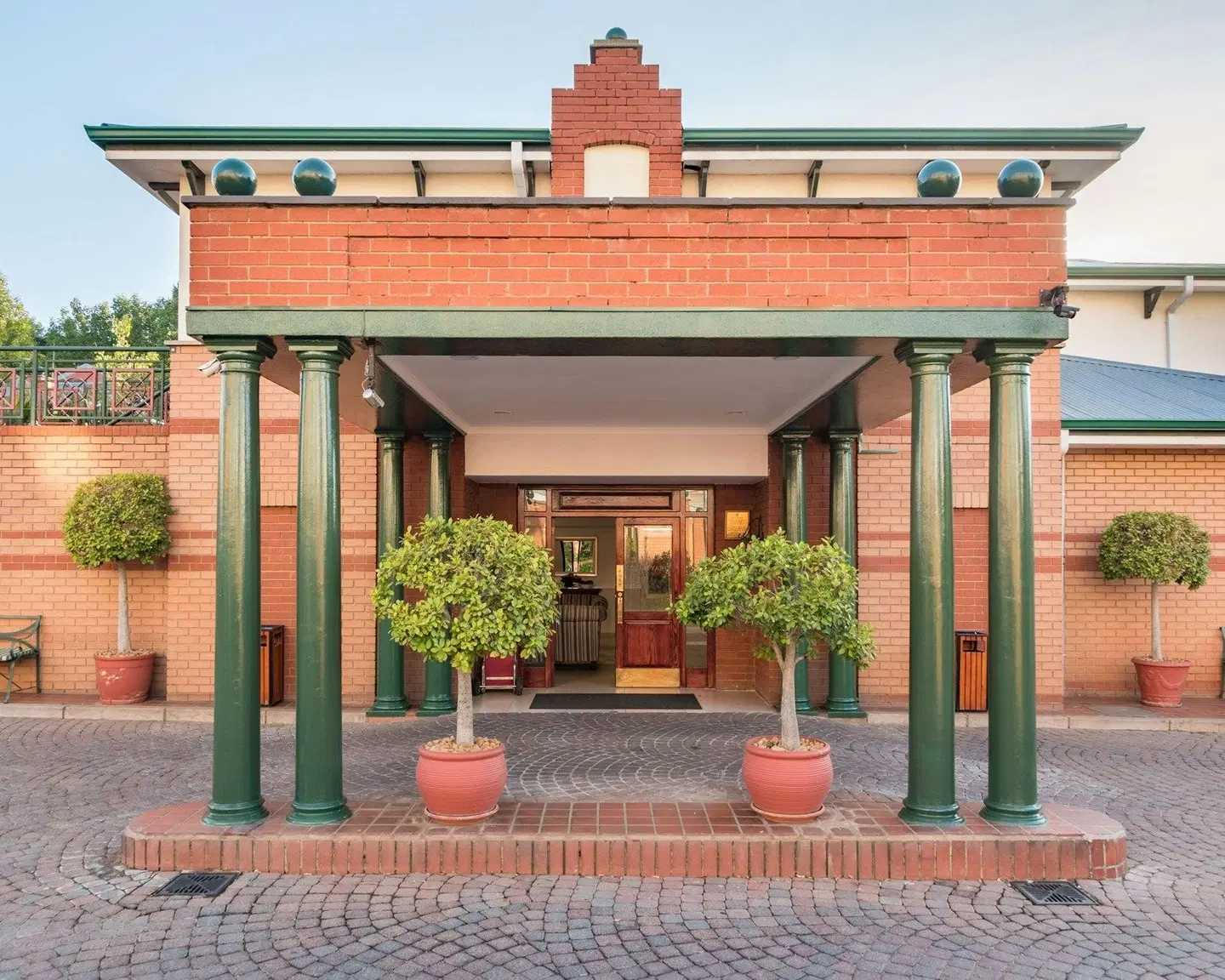 Courtyard Hotel Rosebank EXTERIOR