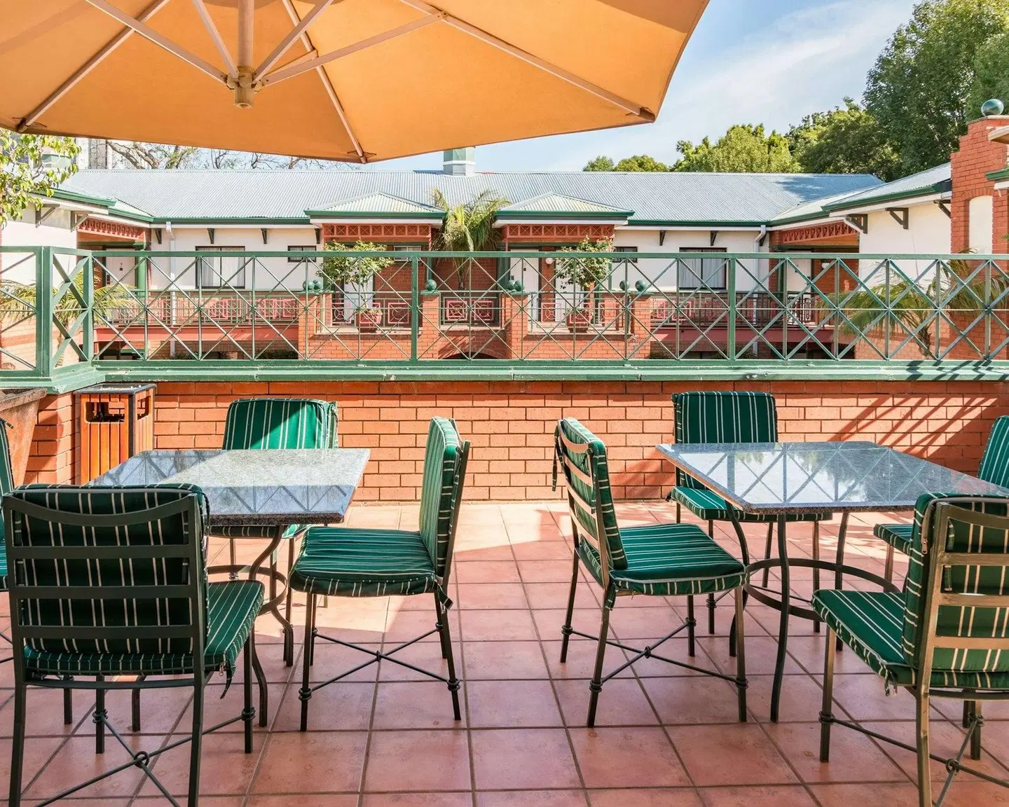 Courtyard Hotel Rosebank Terrasse
