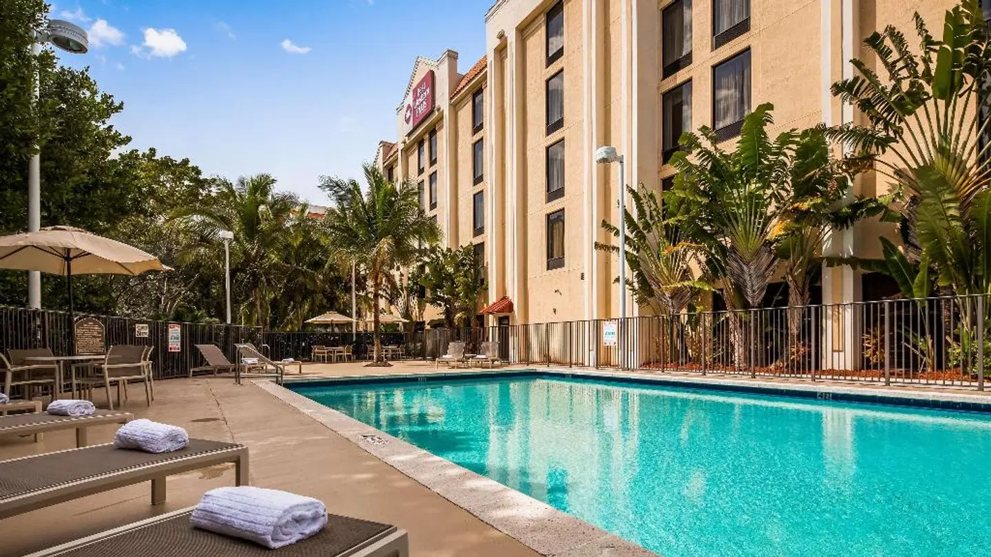 Best Western Plus Kendall Hotel & Suites OUTDOOR_POOL