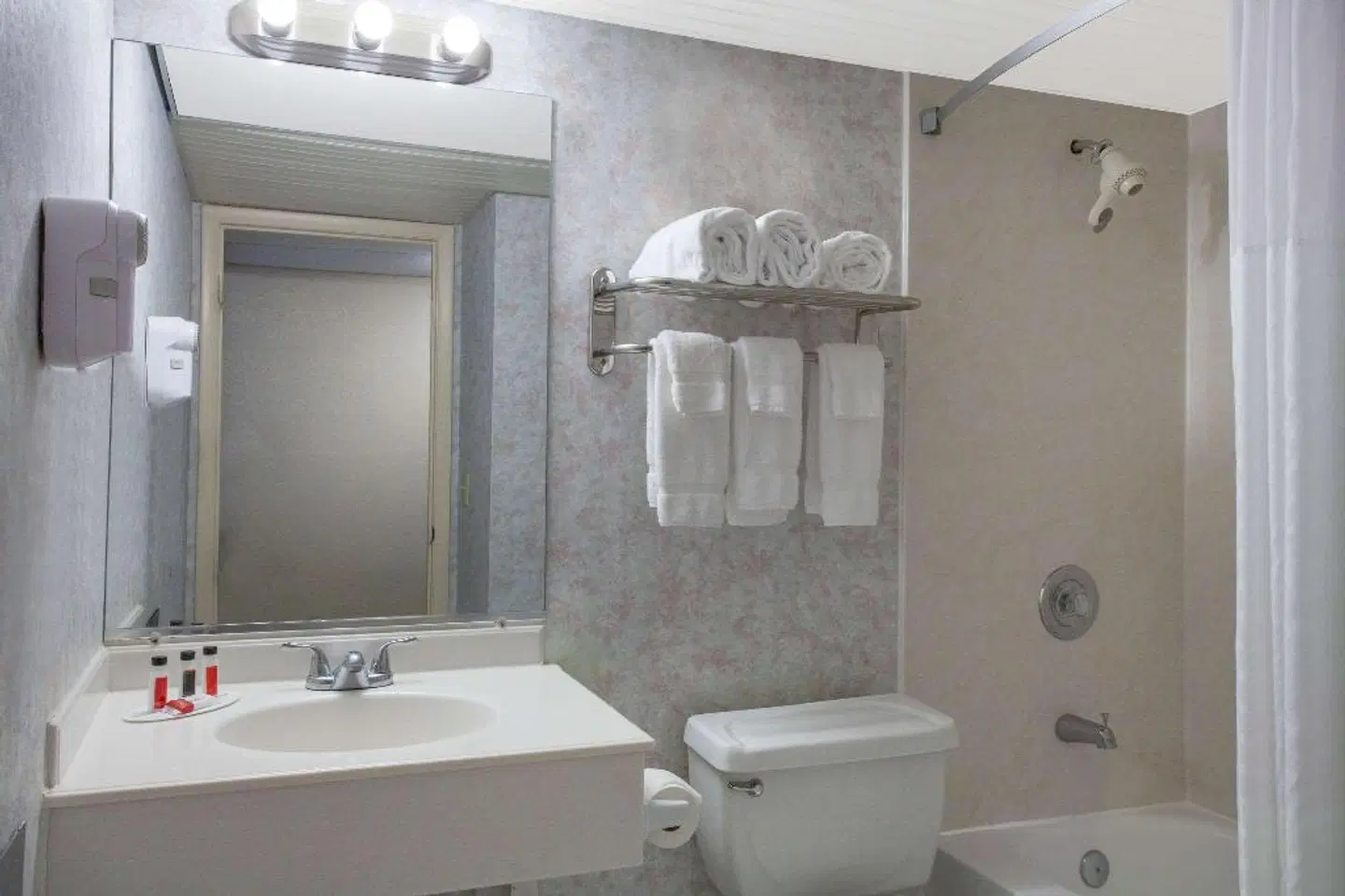 Ramada by Wyndham Titusville/Kennedy Space Center Badezimmer