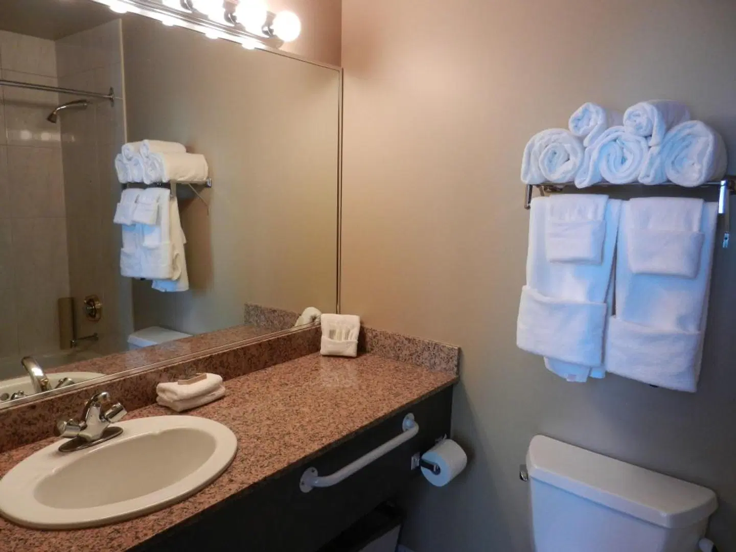 Rosedale on Robson Suite Hotel Badezimmer