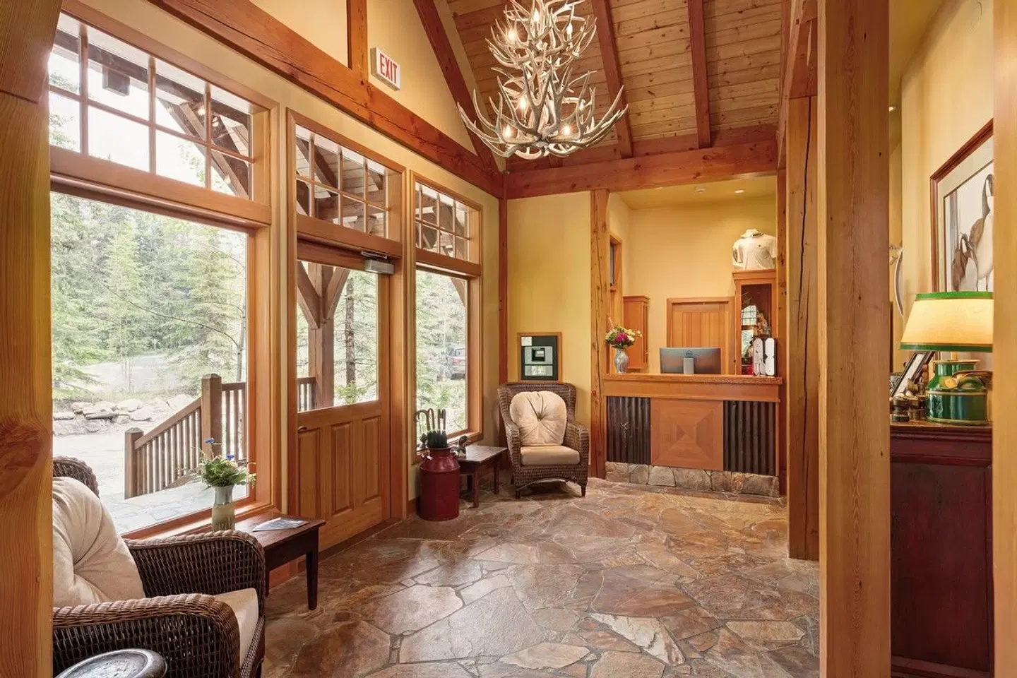 Cathedral Mountain Lodge LOUNGE_LOBBY