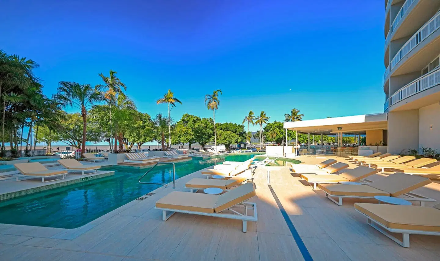 DoubleTree by Hilton Cairns OUTDOOR_POOL