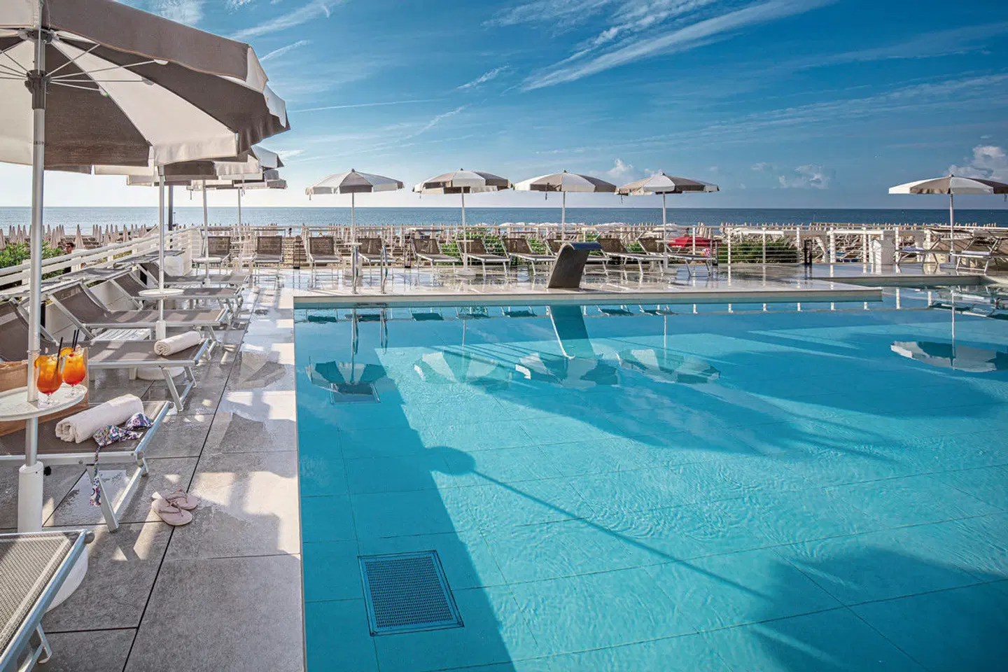 Capitol OUTDOOR_POOL