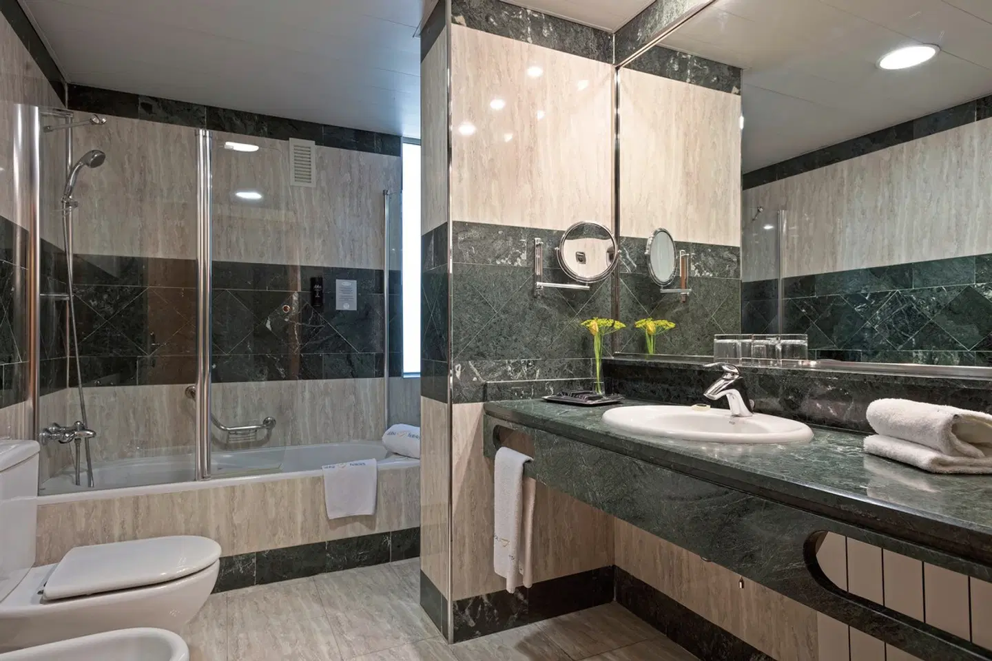 Abba Sants Hotel Badezimmer