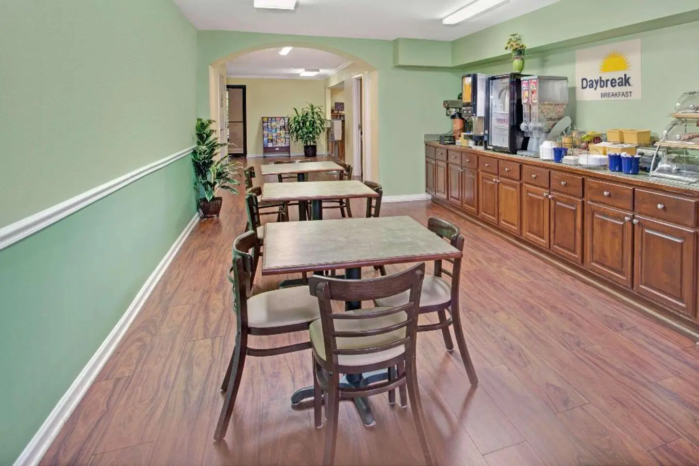 Days Inn by Wyndham Marietta White Water Bar