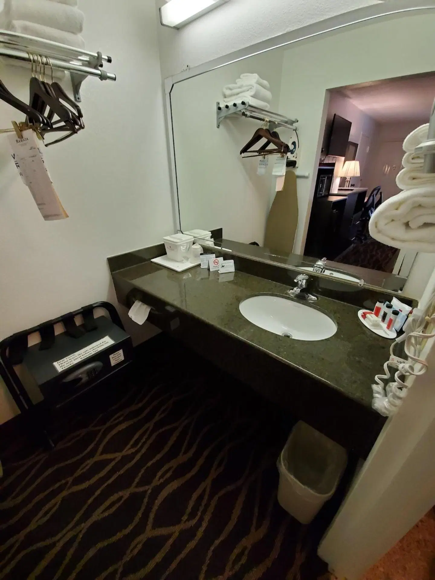 Ramada by Wyndham Temple Terrace/Tampa North Badezimmer