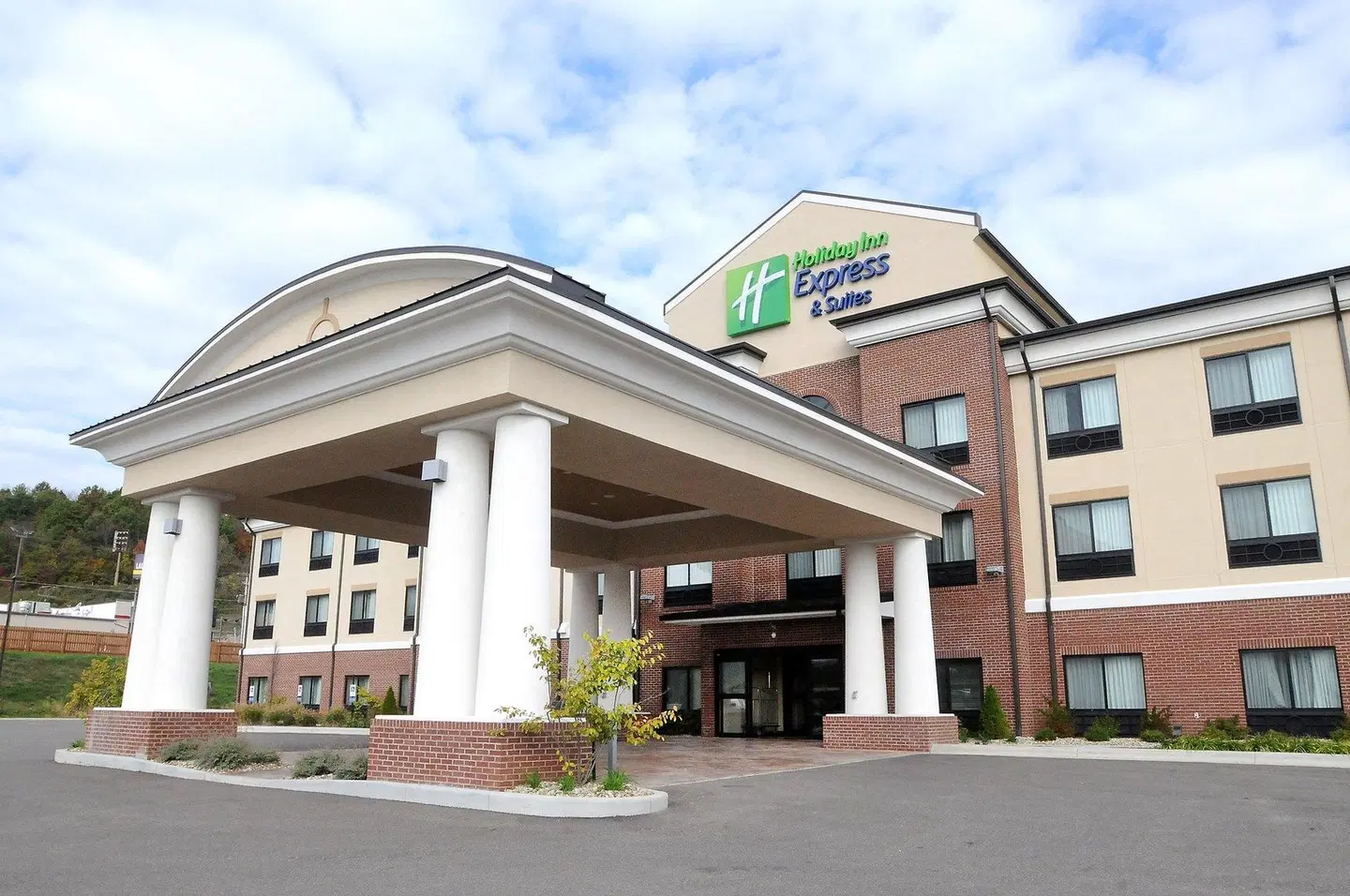 Holiday Inn Express & Suites Cambridge by IHG EXTERIOR