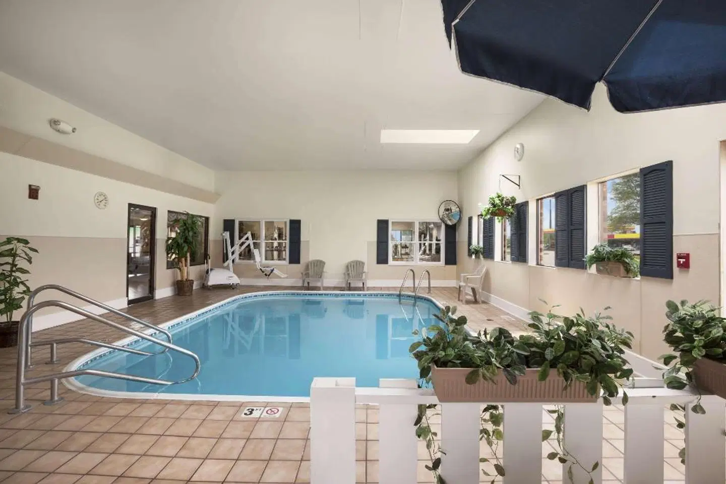 Days Inn by Wyndham Oglesby/ Starved Rock Hallenbad