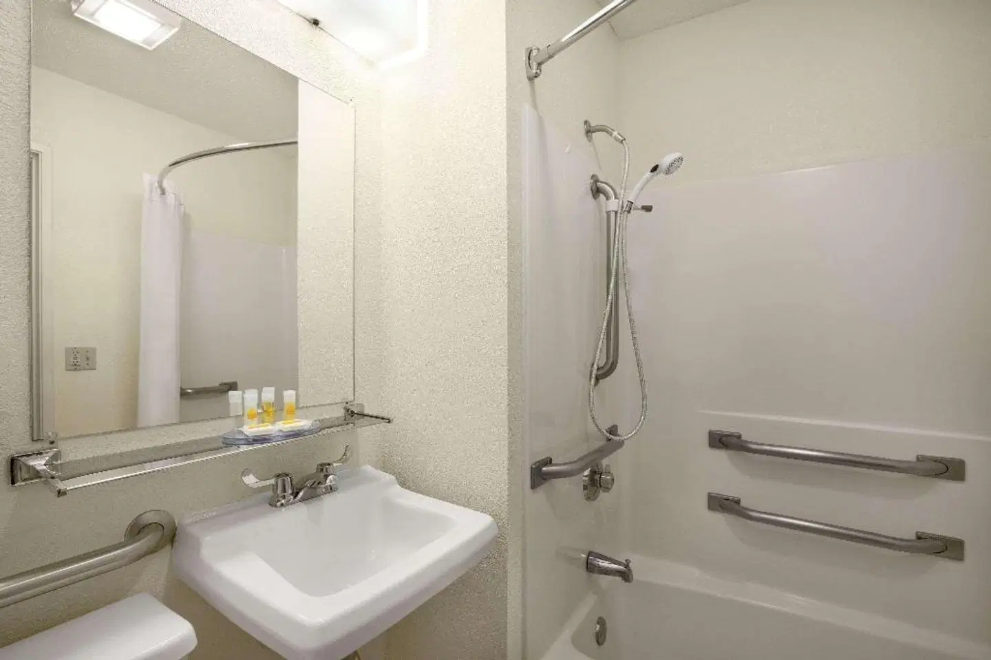 Days Inn by Wyndham Oglesby/ Starved Rock Badezimmer