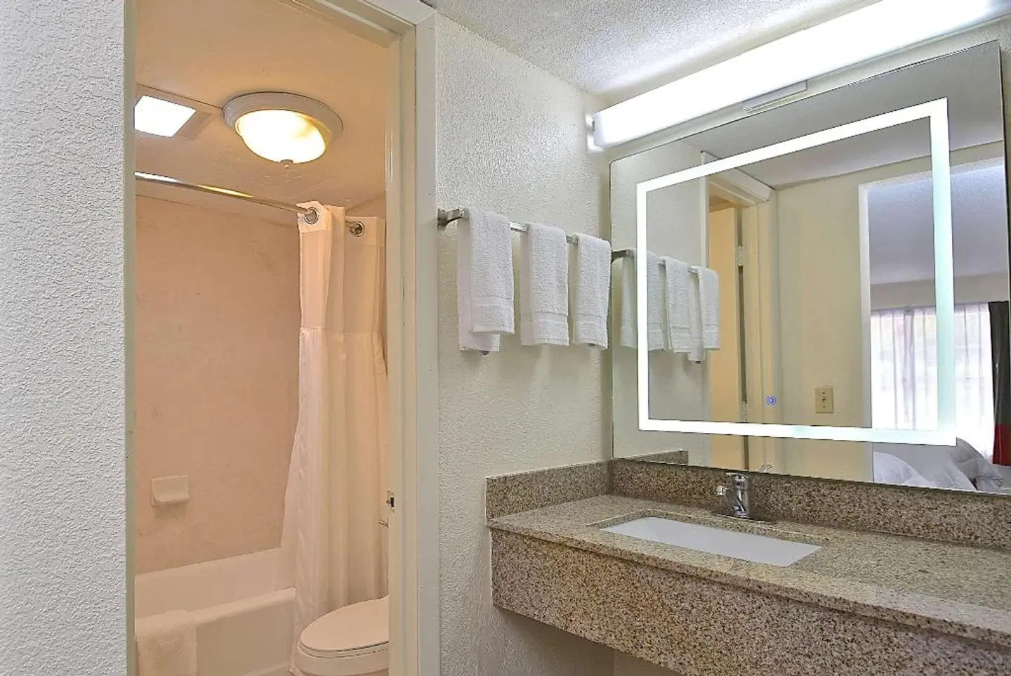 SureStay Hotel by Best Western Sarasota Lido Beach Badezimmer
