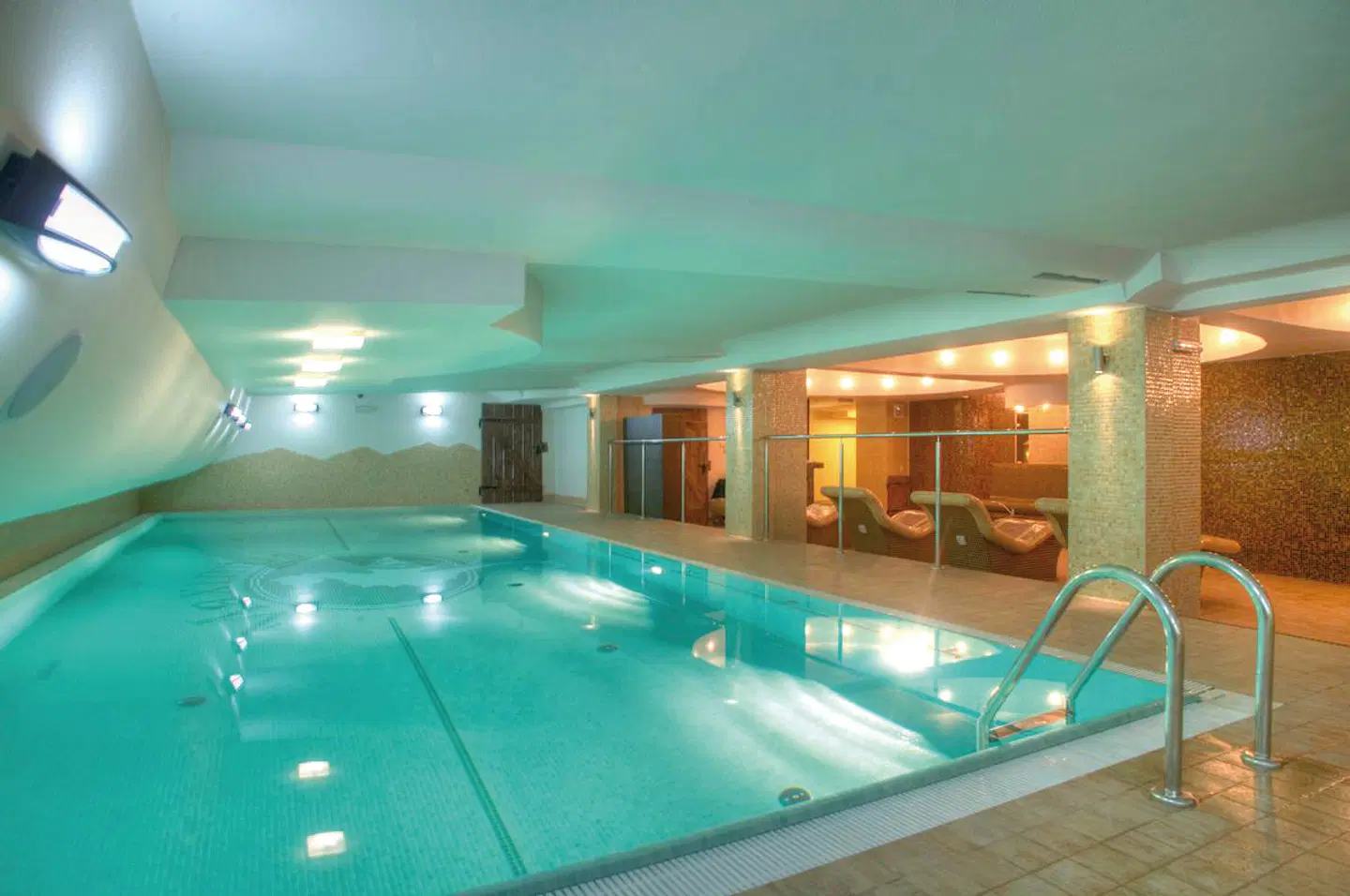 Maximus Spa Hallenbad