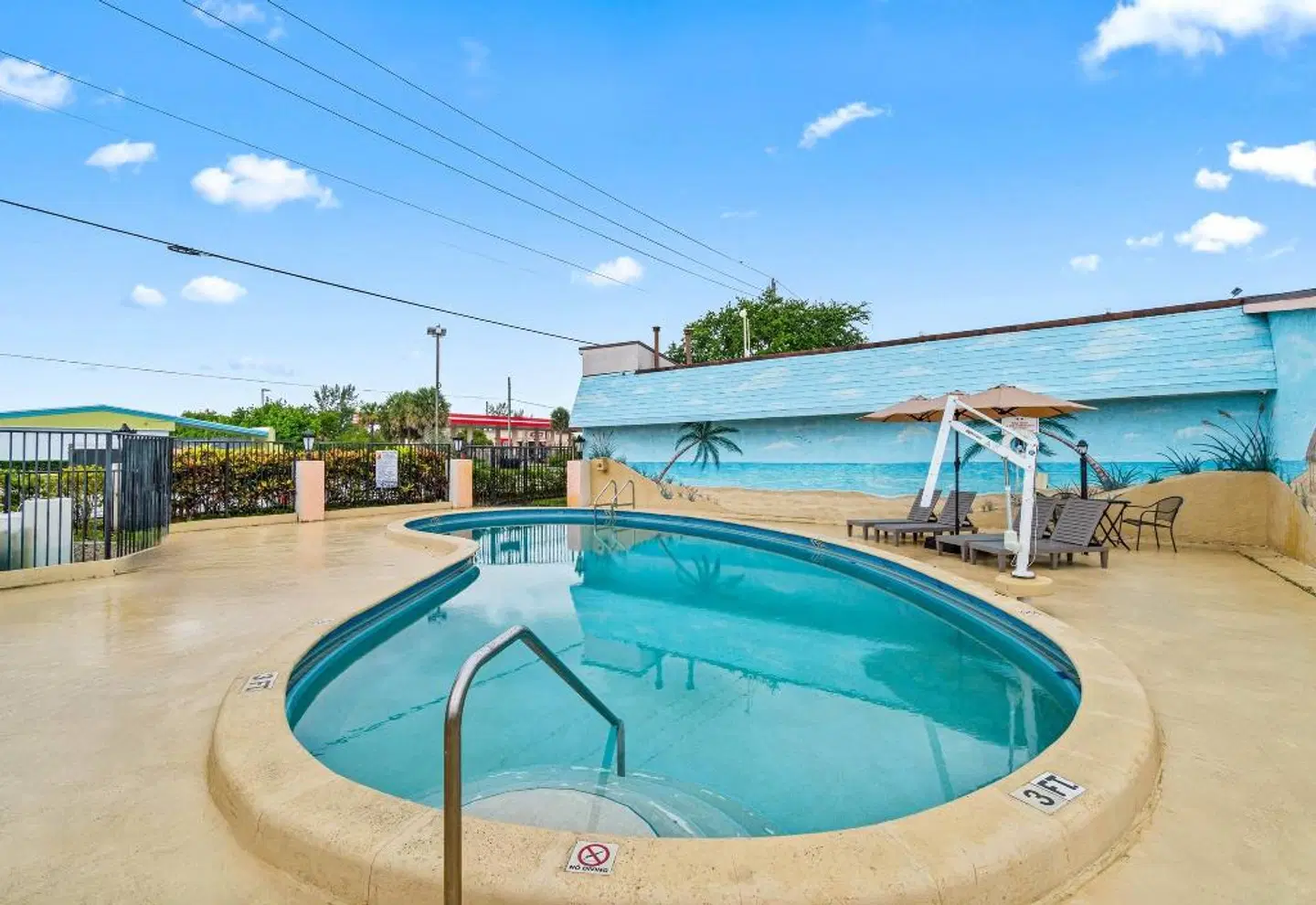 Super 8 by Wyndham Lantana West Palm Beach OUTDOOR_POOL