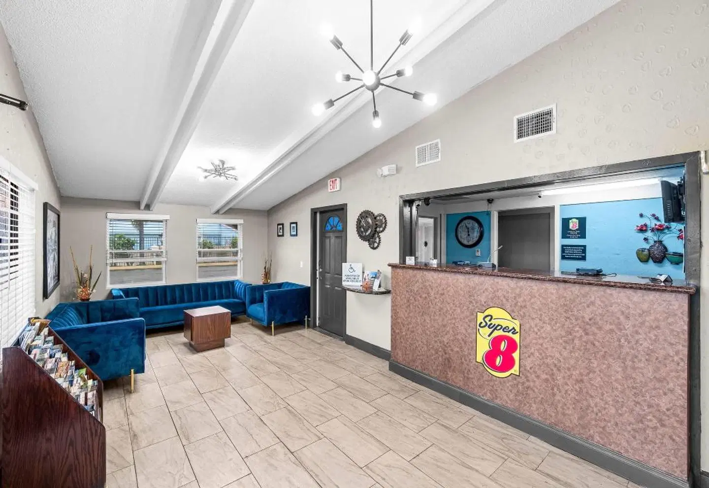 Super 8 by Wyndham Lantana West Palm Beach LOUNGE_LOBBY