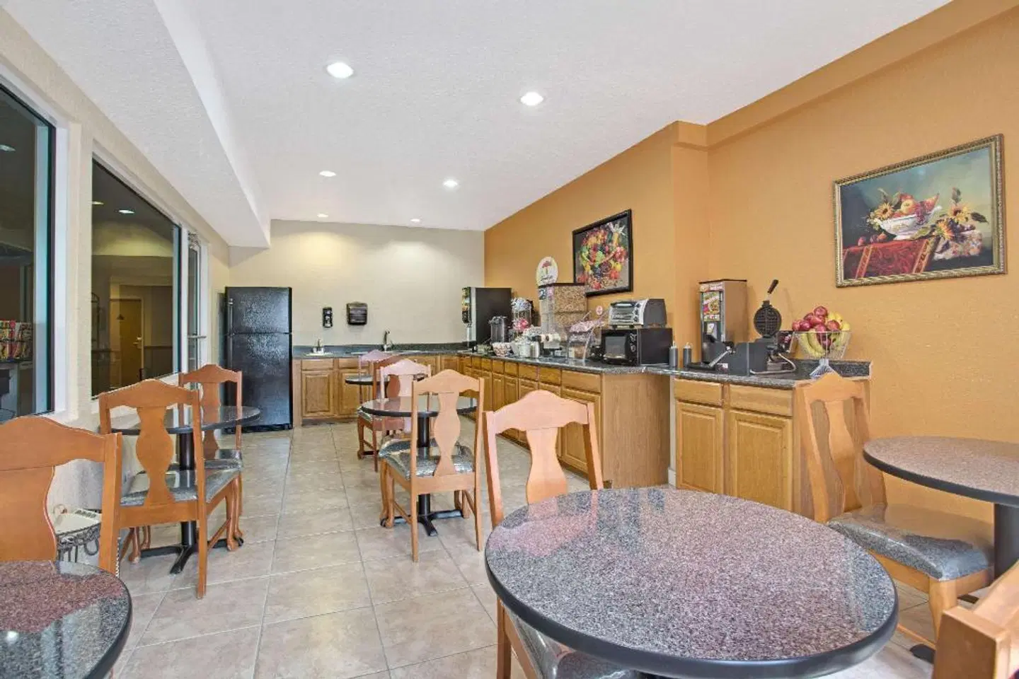 Super 8 by Wyndham Daytona Beach Bar