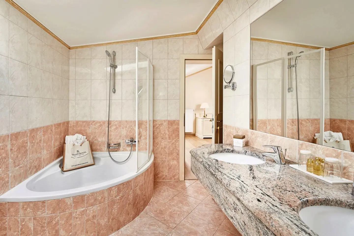 Grand Hotel Zell am See Badezimmer
