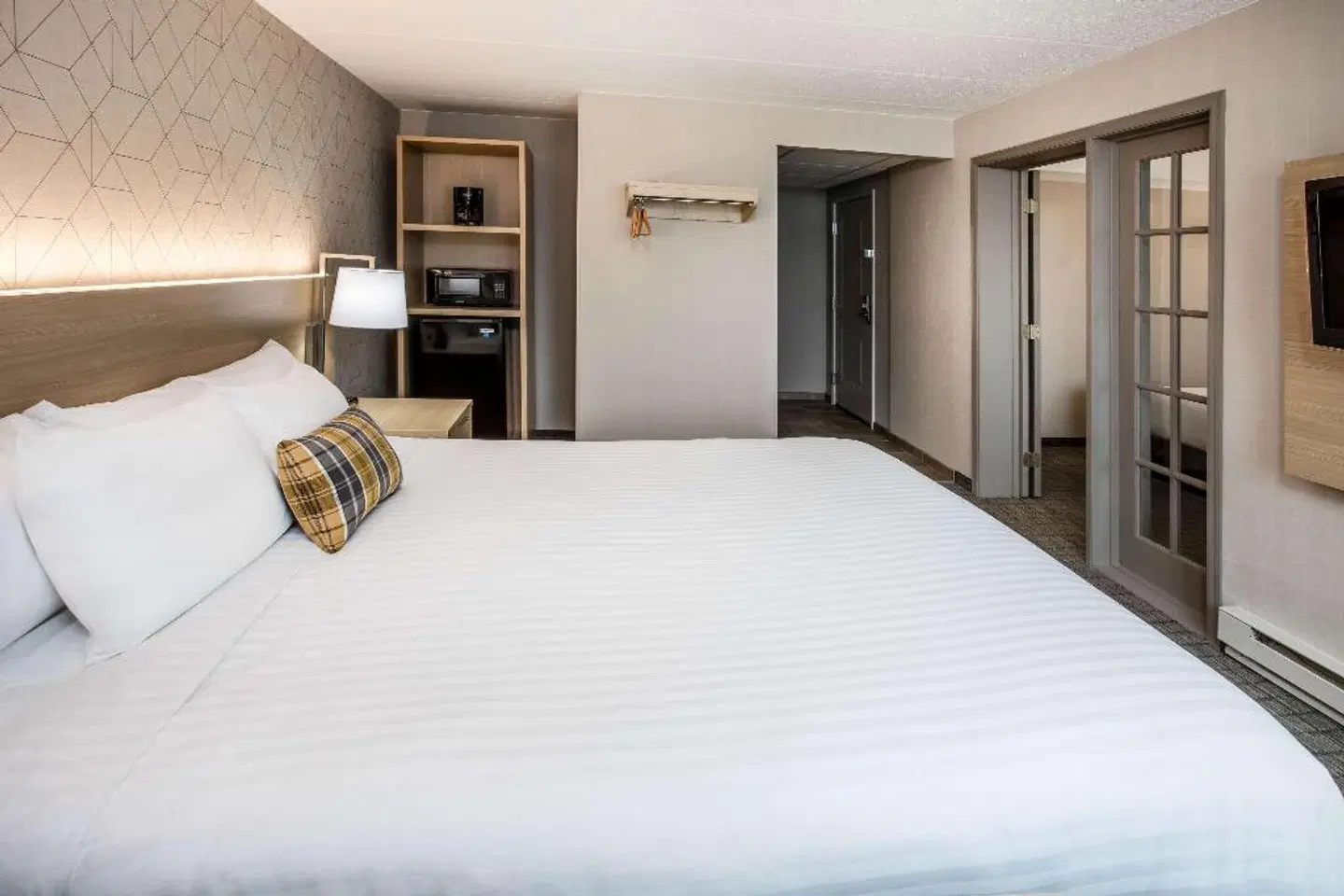 Days Inn & Suites by Wyndham Duluth by the Mall ROOM_EXAMPLE