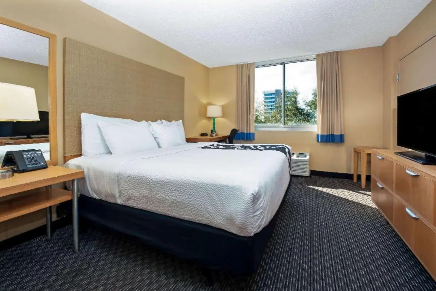 La Quinta Inn & Suites by Wyndham West Palm Beach Airport ROOM_EXAMPLE