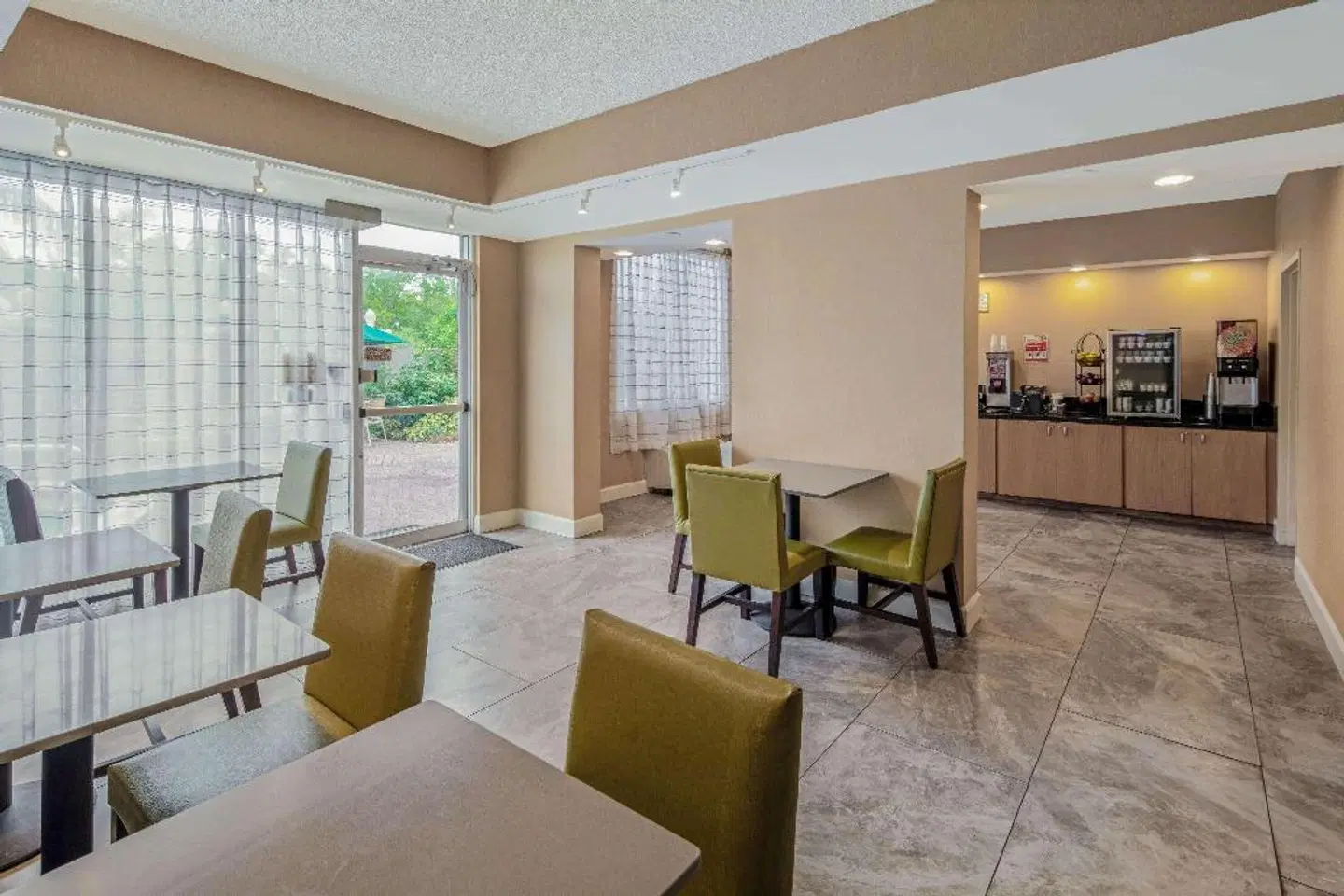 La Quinta Inn & Suites by Wyndham Naples Downtown ROOM_EXAMPLE