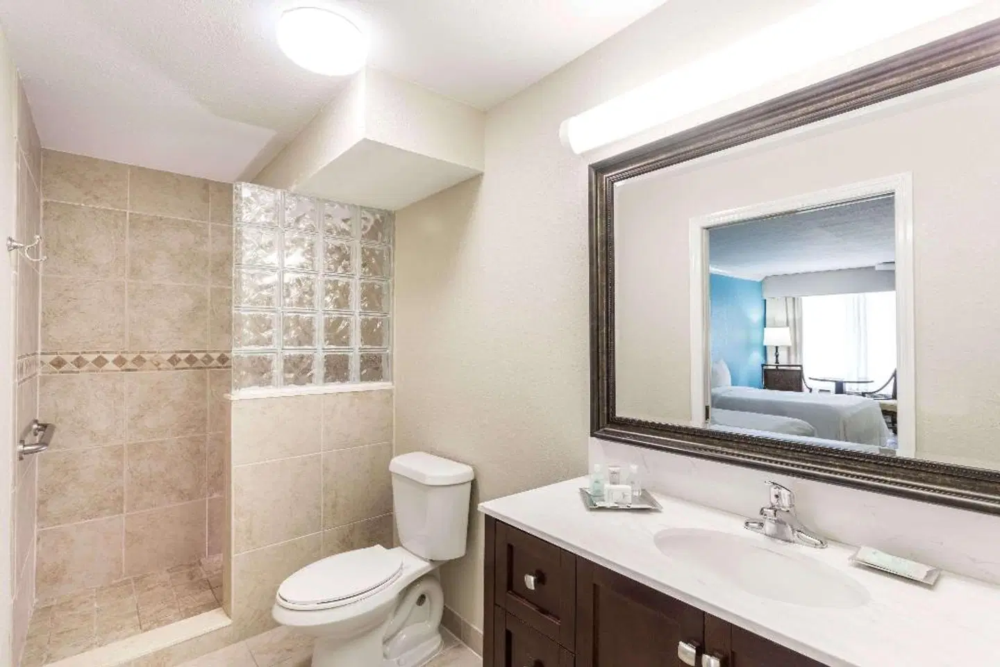 Wyndham Garden Fort Myers Beach Badezimmer