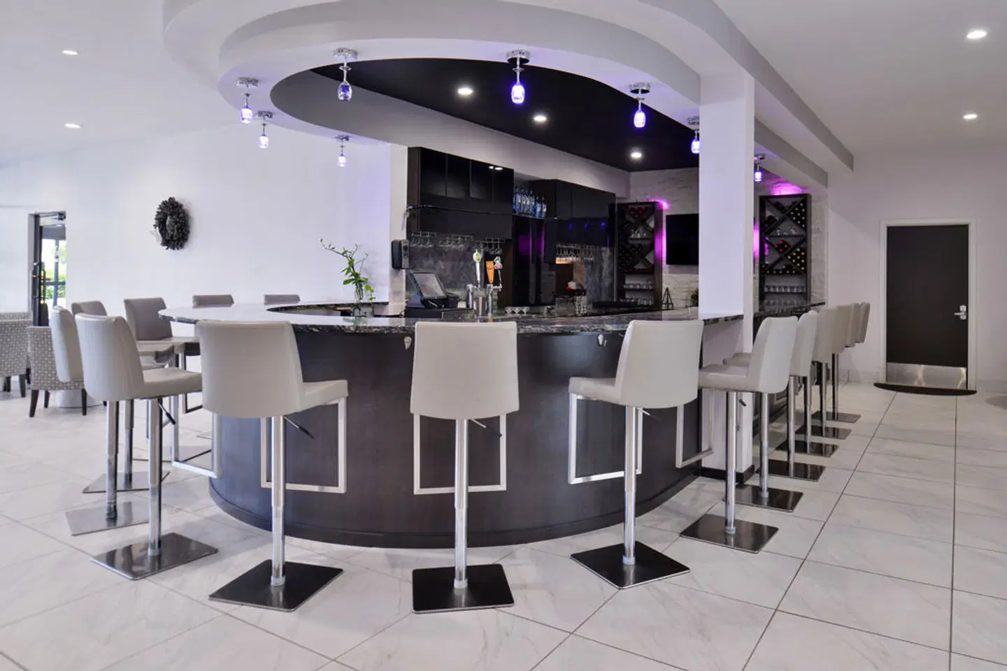 Clarion Inn & Suites Universal Studios Area Bar