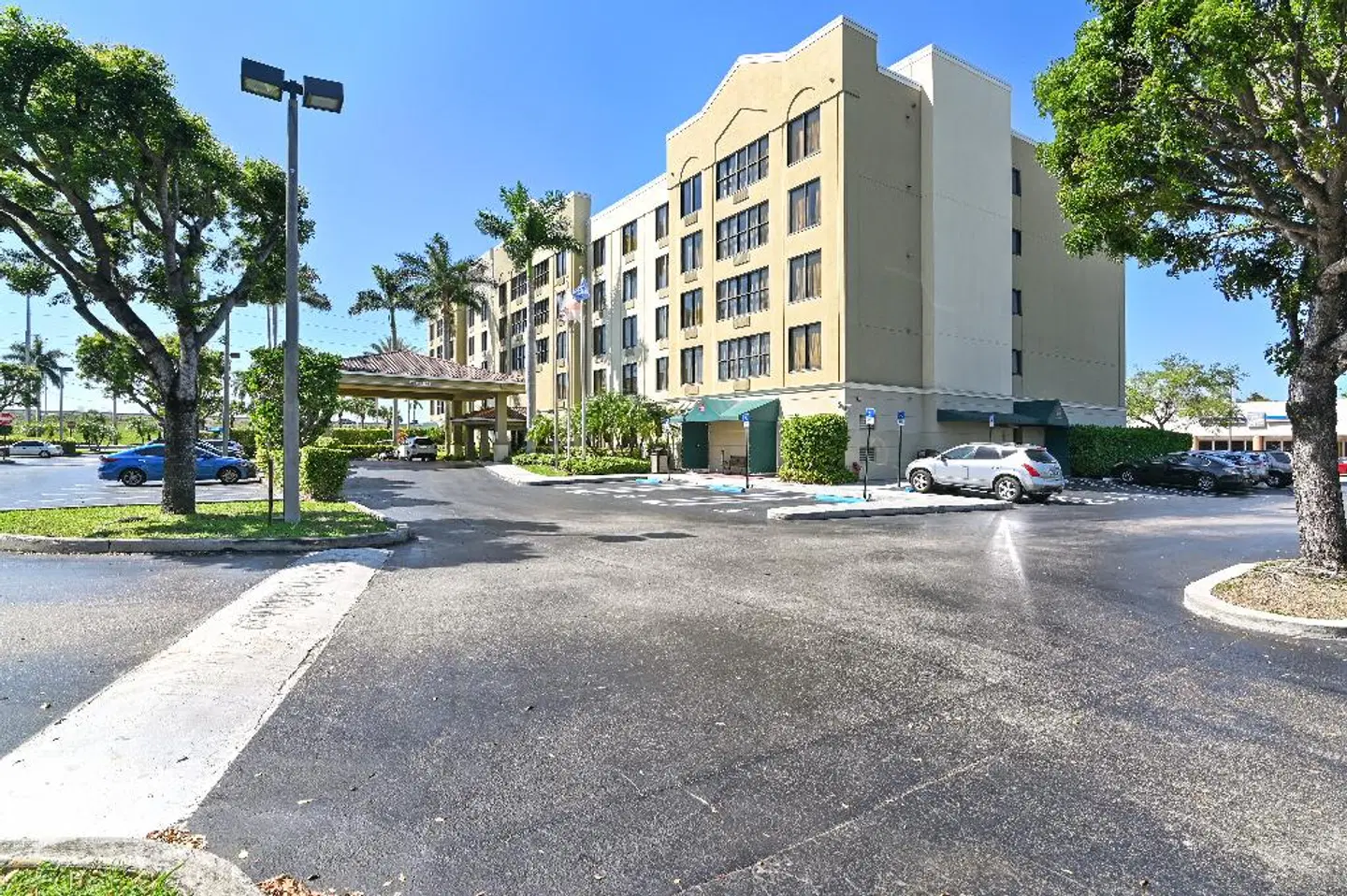 Comfort Suites Miami EXTERIOR