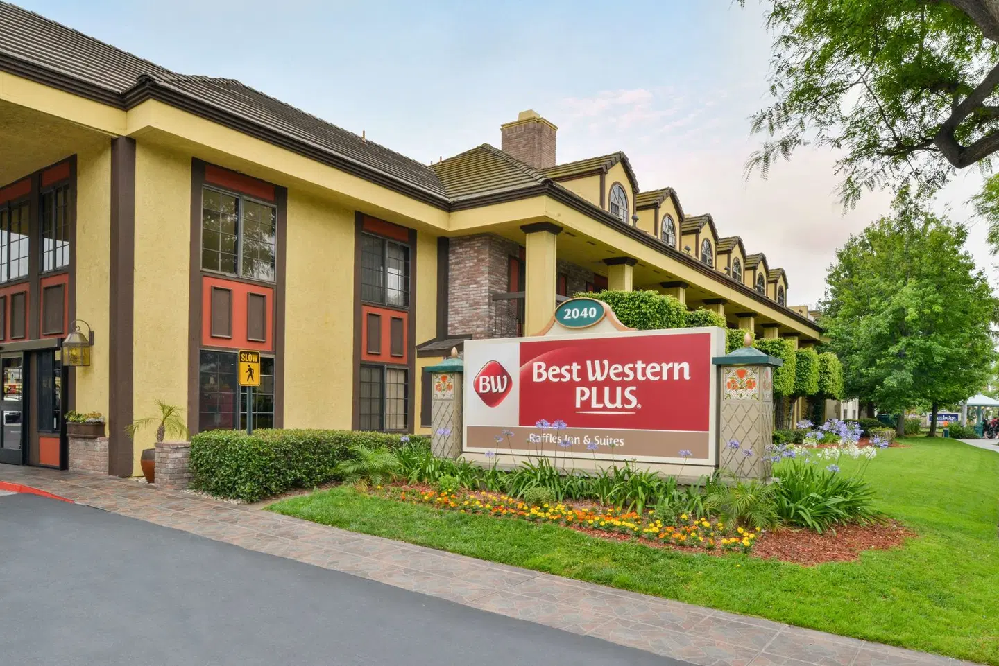 BEST WESTERN PLUS Raffles Inn and Suites EXTERIOR
