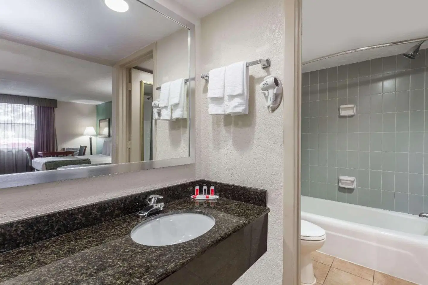 Baymont by Wyndham Sarasota Badezimmer