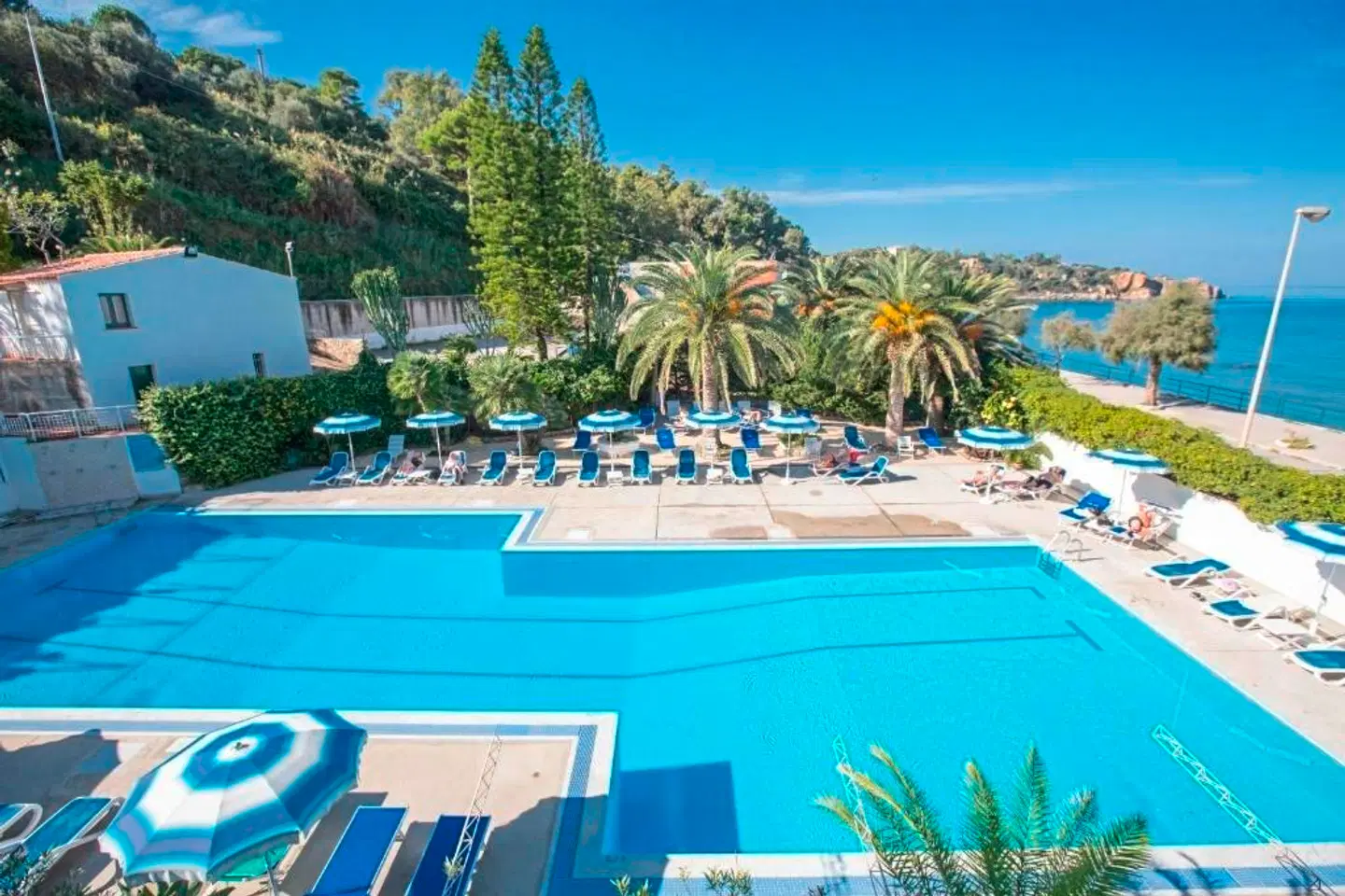 Tourist OUTDOOR_POOL