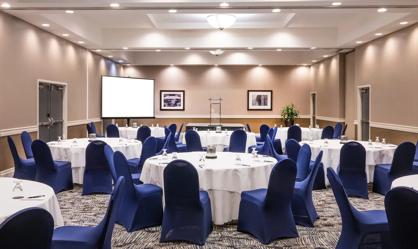 DoubleTree by Hilton Newark Restaurant