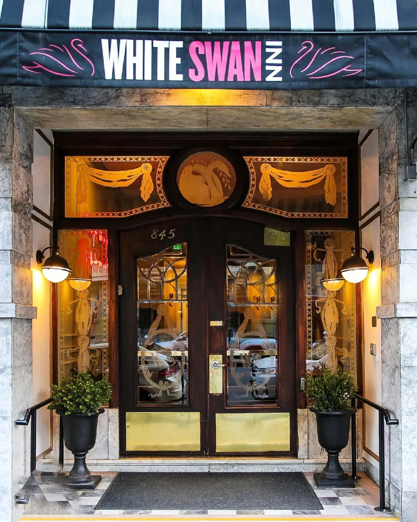 White Swan Inn EXTERIOR
