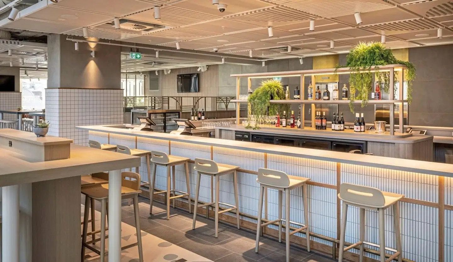 Holiday Inn Express Auckland City Centre Bar