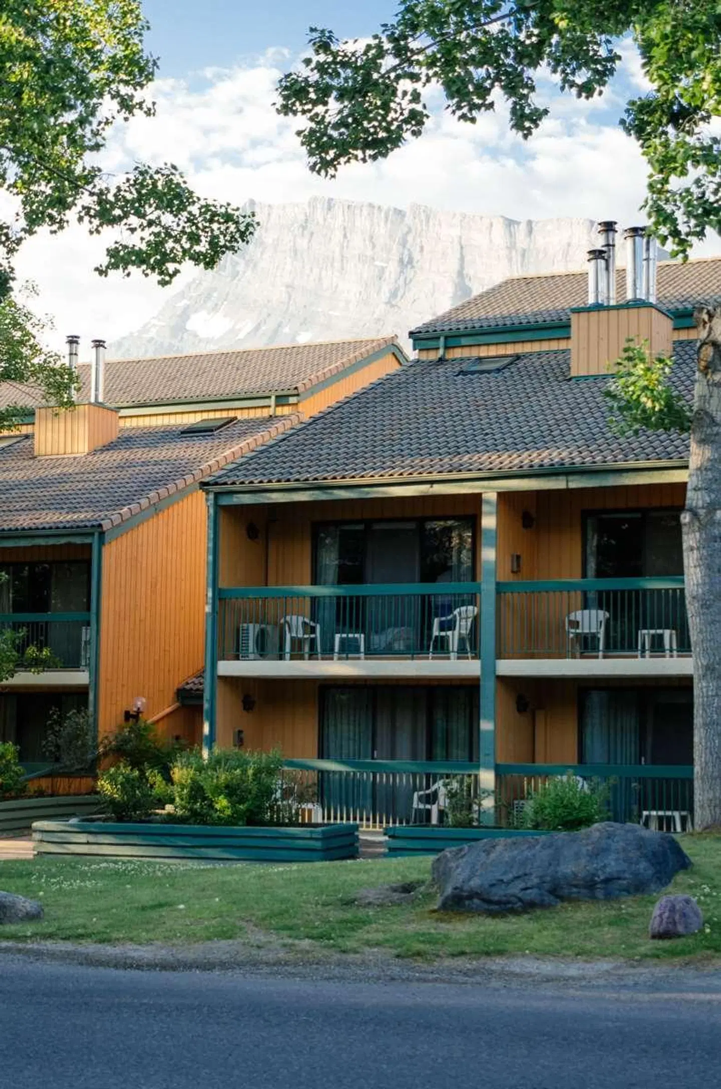 Douglas Fir Resort & Chalets EXTERIOR