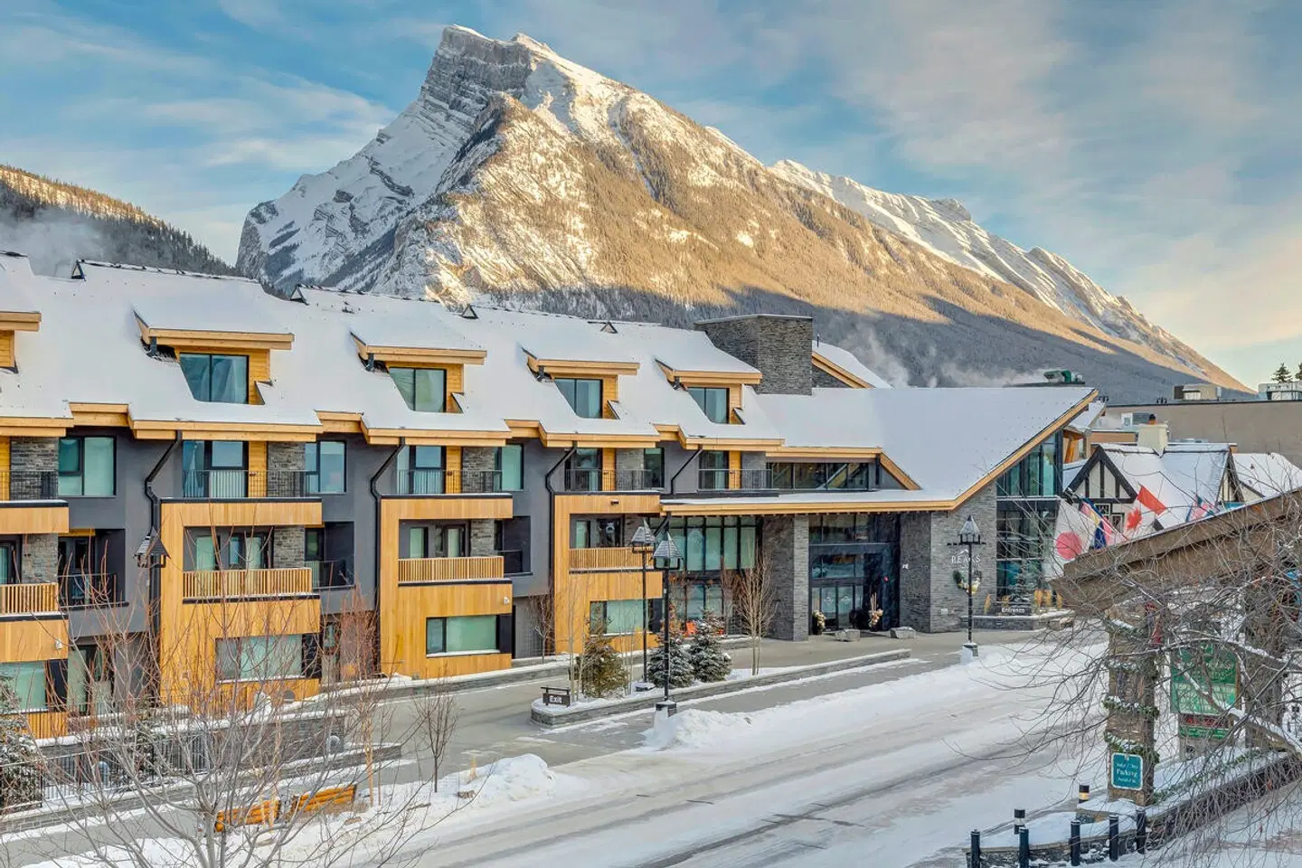 Peaks Hotel & Suites EXTERIOR