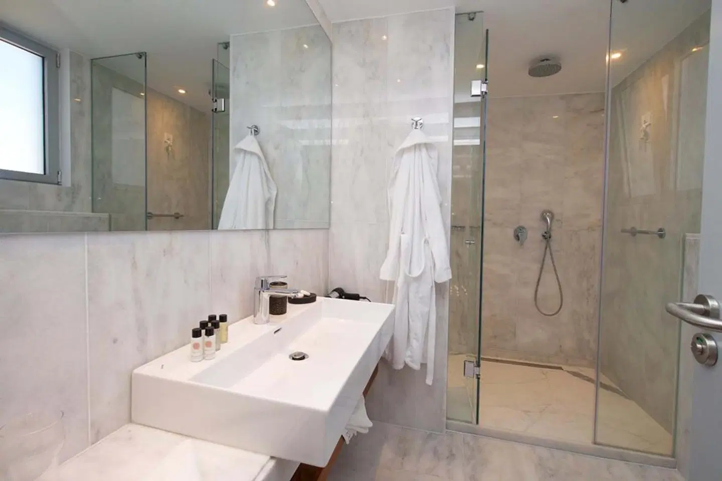 Aenos Hotel Badezimmer