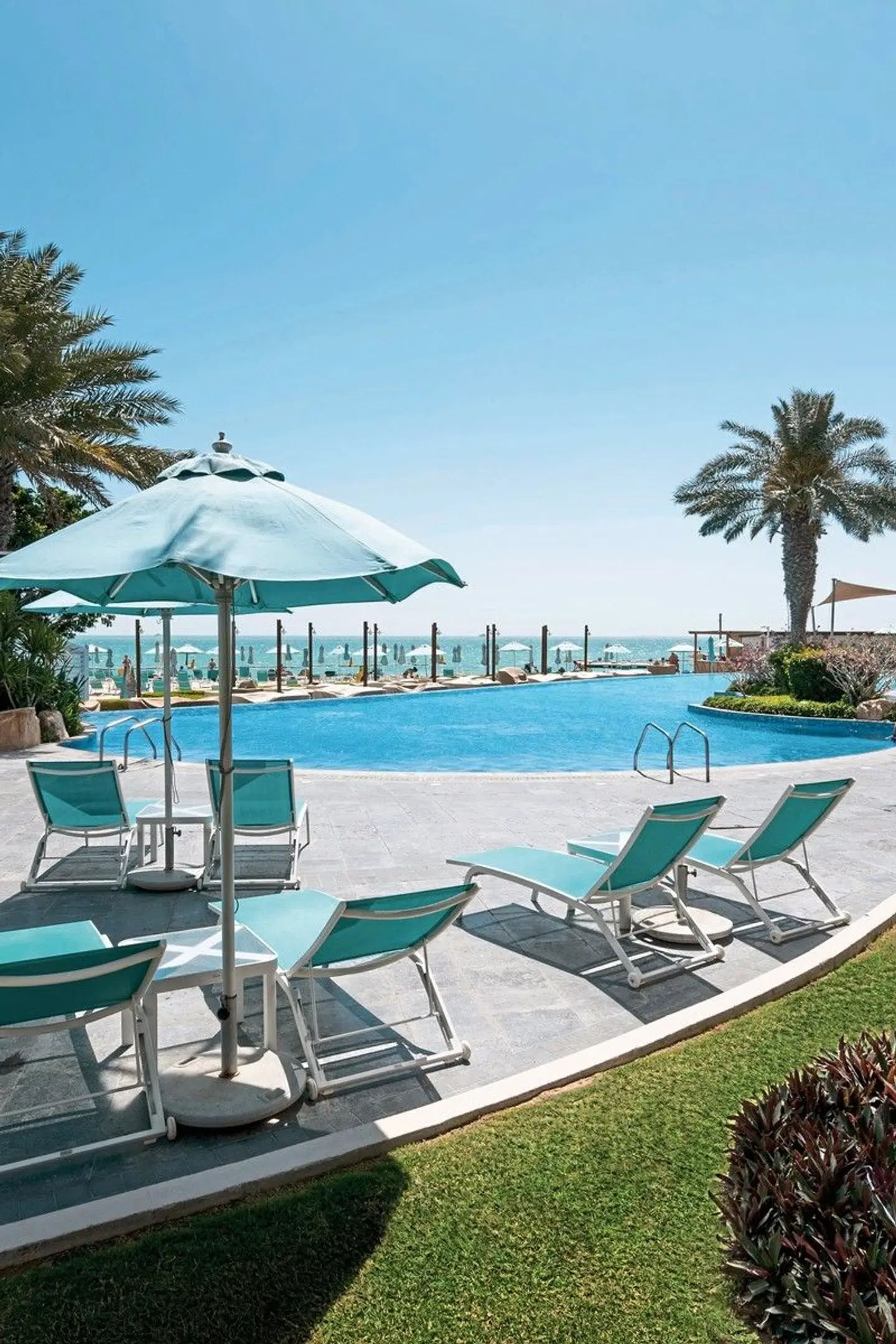 Hilton Doha OUTDOOR_POOL