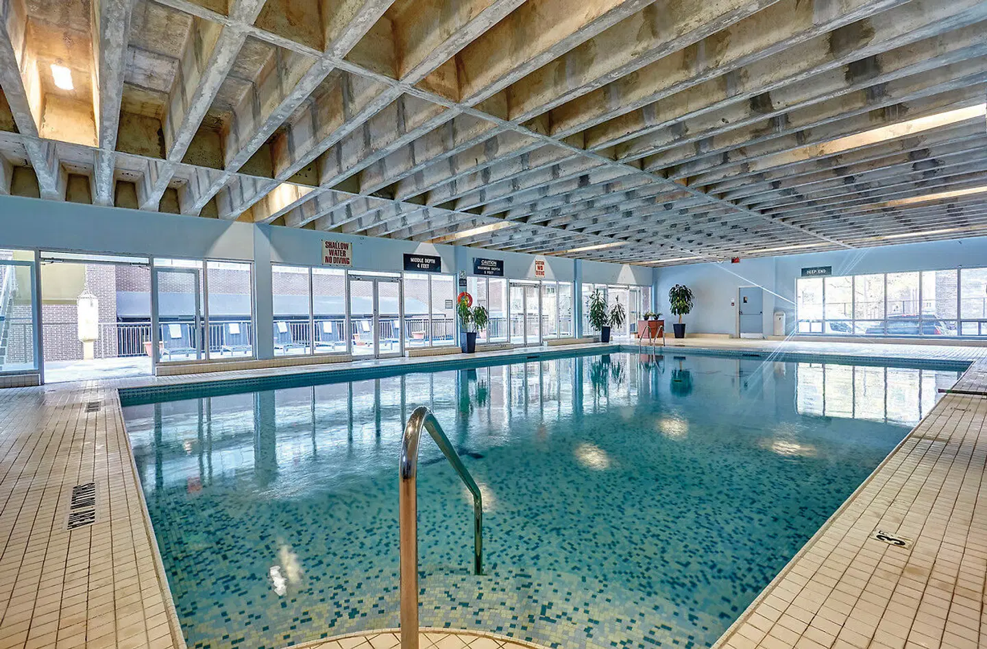 Town Inn Suites Toronto Hallenbad