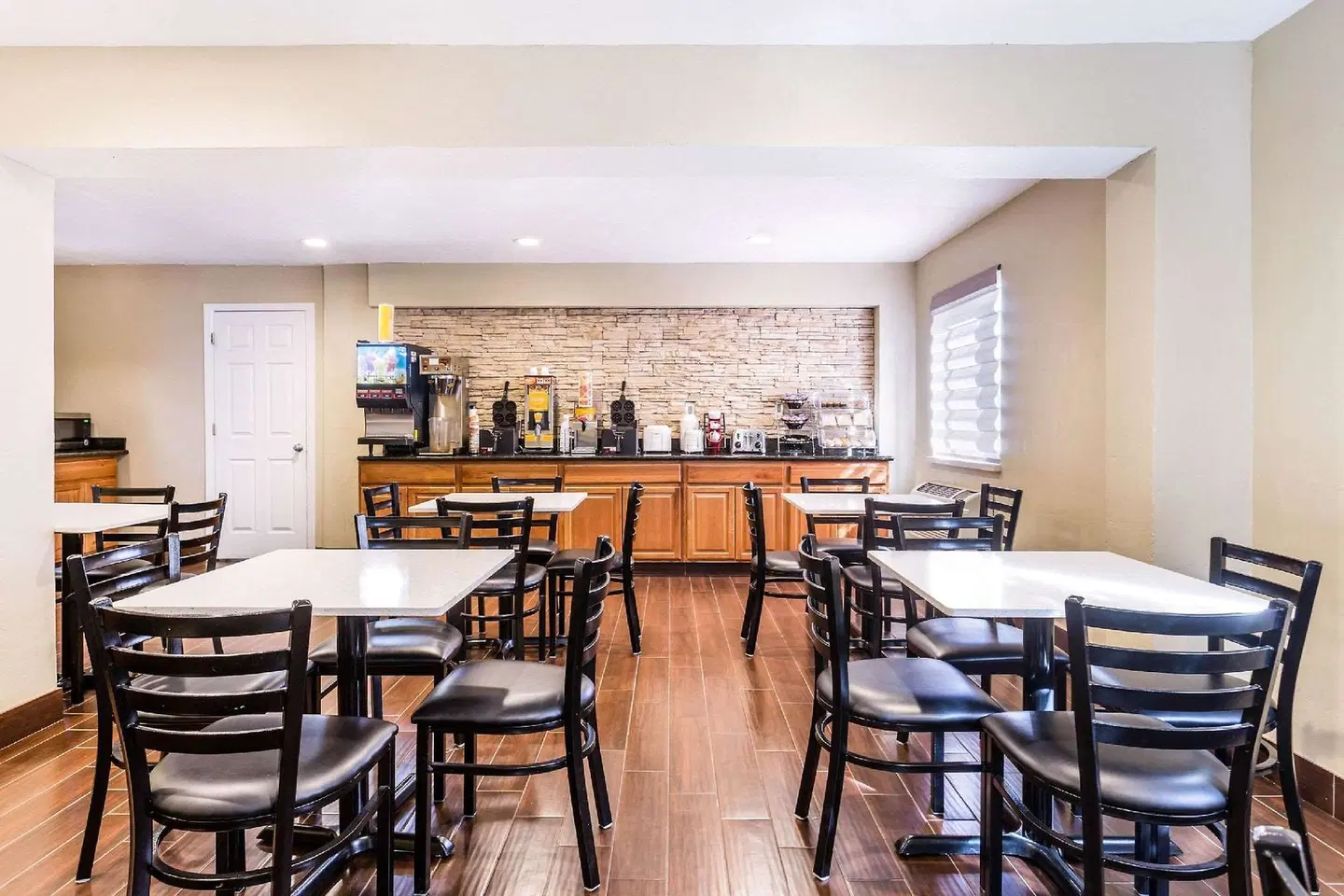 Quality Inn Downtown Bar