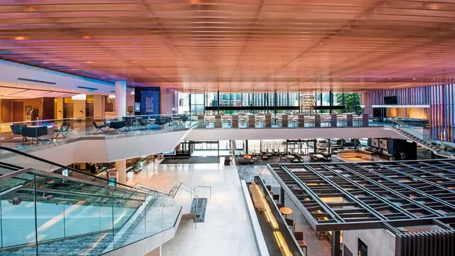 Hyatt Regency Chicago Bar
