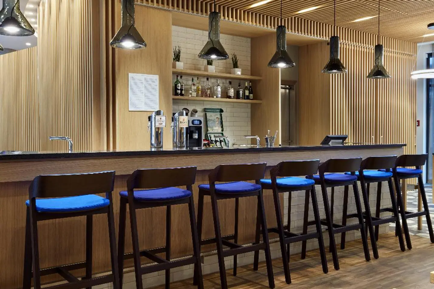 Holiday Inn Express Berlin - Alexanderplatz Bar
