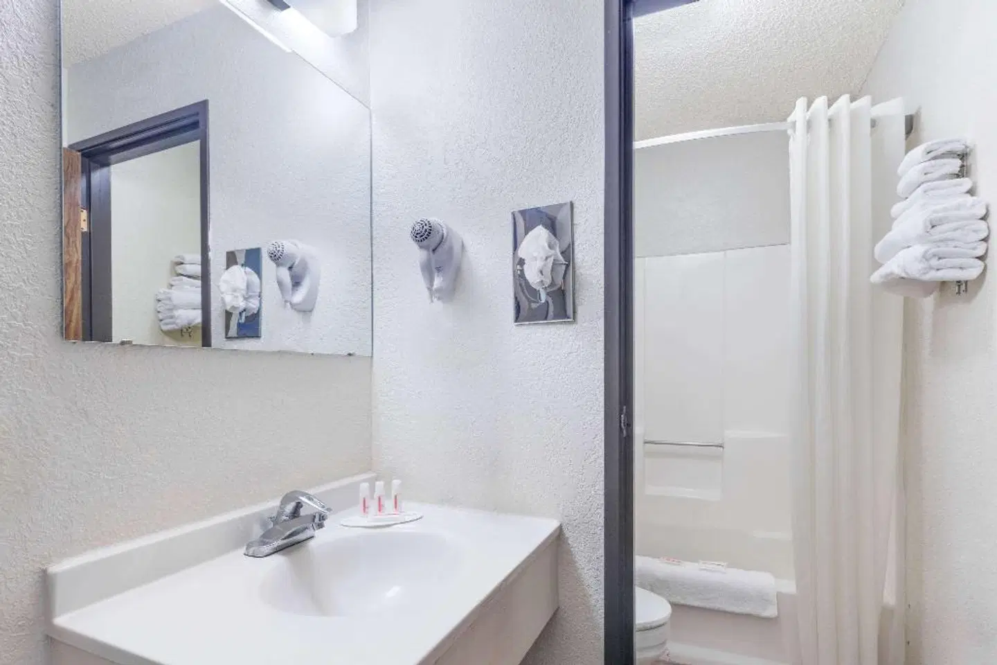 Super 8 by Wyndham Lake Havasu City Badezimmer