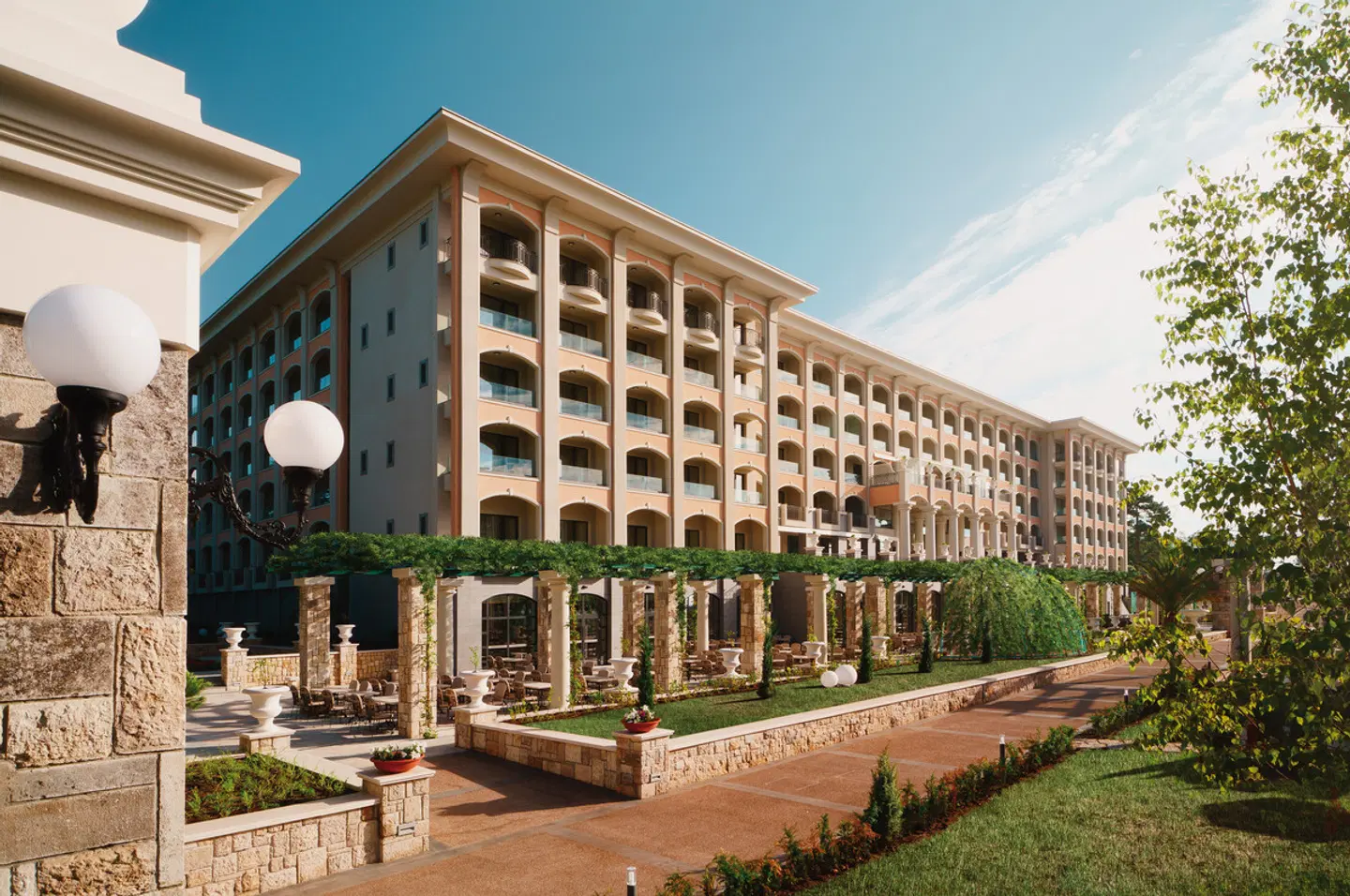Astor Garden Hotel EXTERIOR