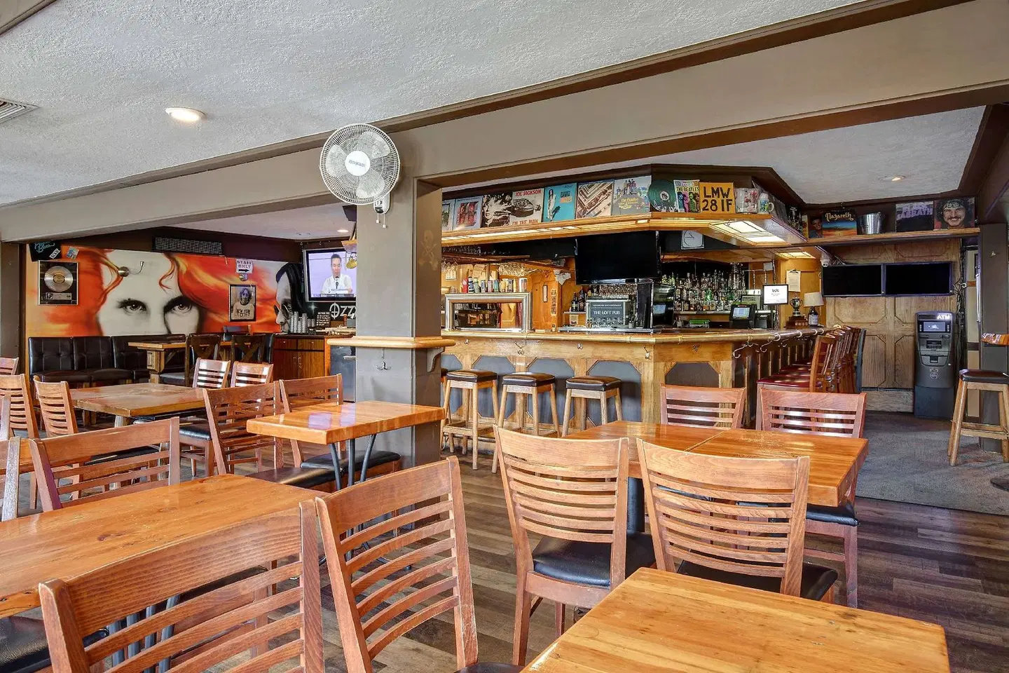 Days Inn by Wyndham Victoria Uptown Bar