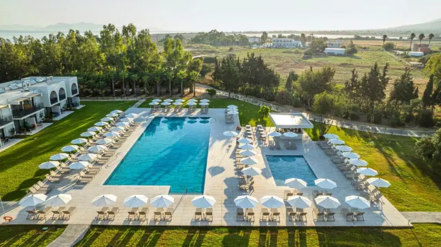 Caravia Beach Hotel OUTDOOR_POOL