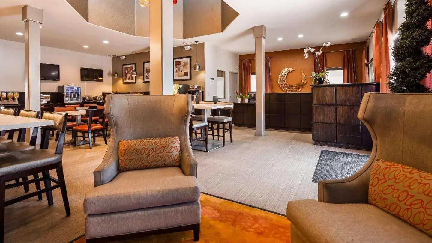 Best Western Royal Palace Inn & Suites Bar